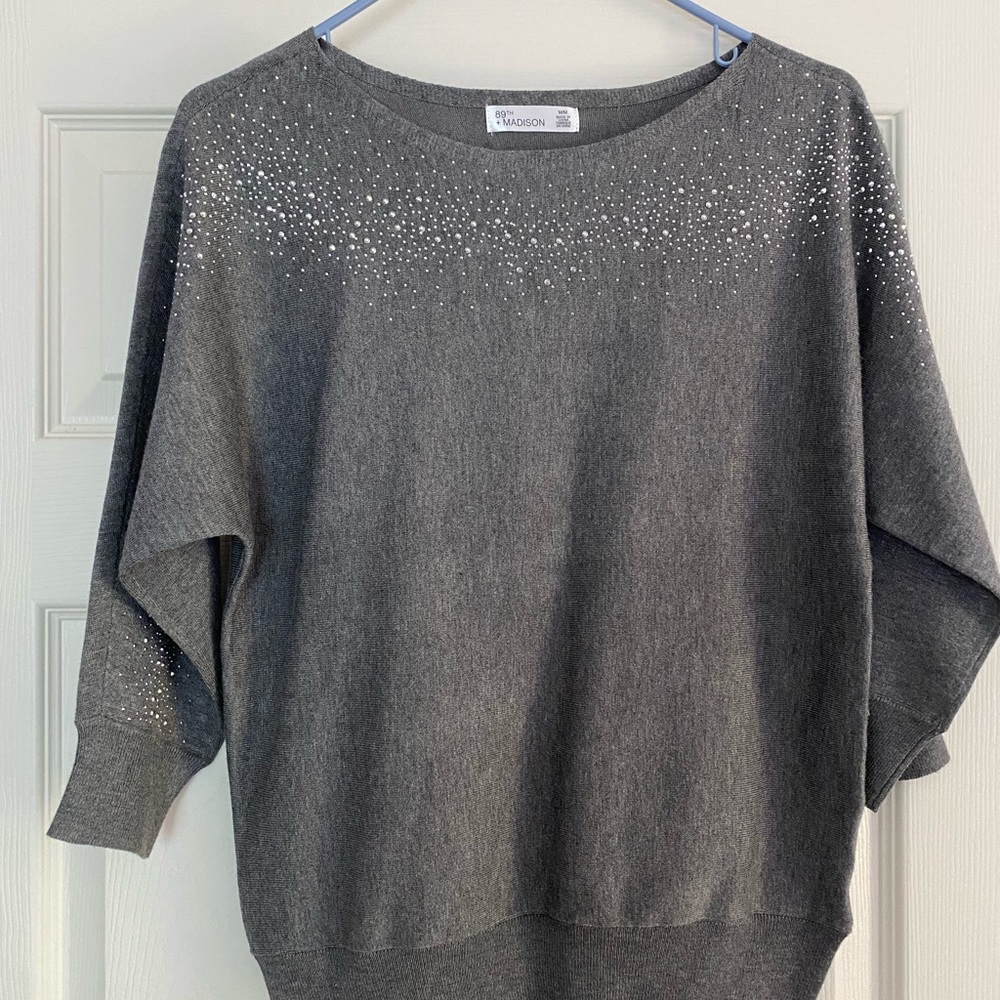 New York & Co. NWT. Grey 3/4 length light sweater